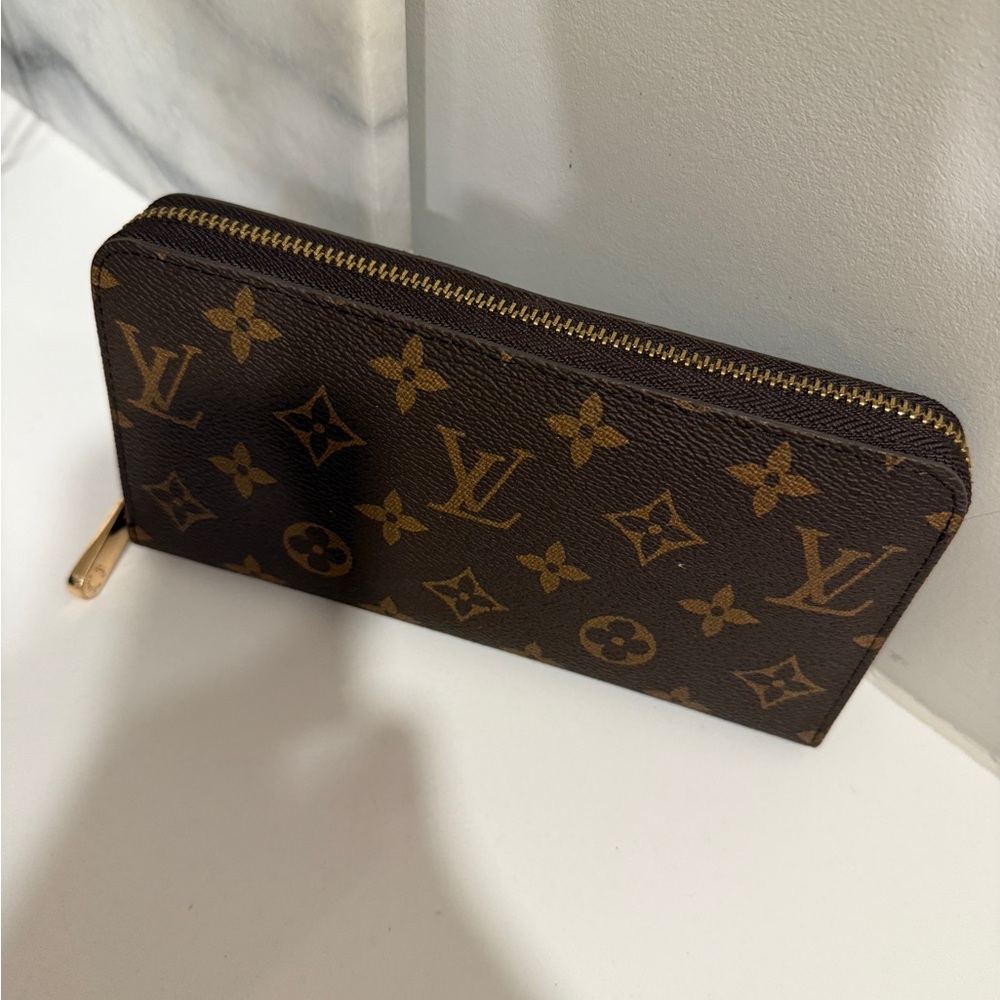 Louis Vuitton Zippy Wallet – Monogram Canvas (Authentic) - Picture 3 of 9
